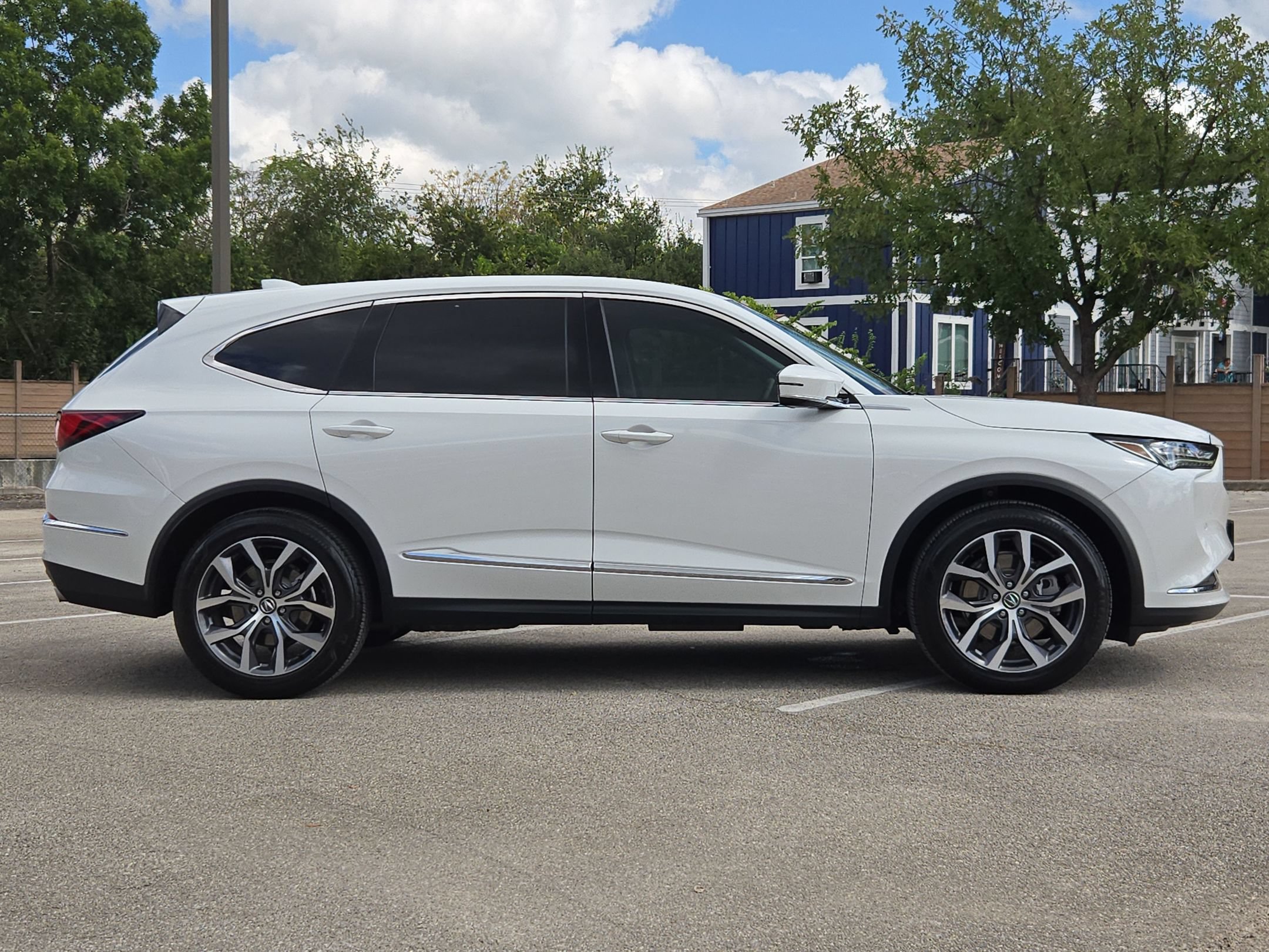 Used 2022 Acura MDX w/ Technology Package FWD image 2