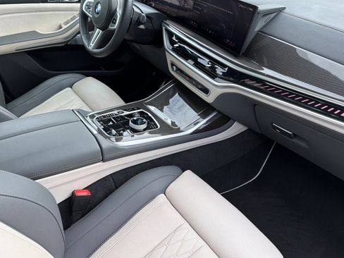 Used 2025 BMW X7 M60i image 21