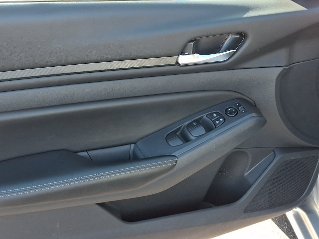 Used 2025 Nissan Altima 2.5 SV FWD image 12