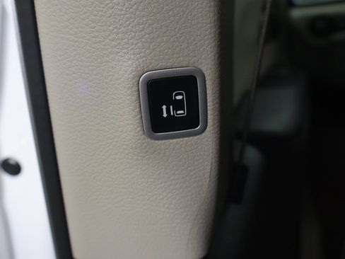 Used 2024 Chrysler Pacifica Touring-L image 47