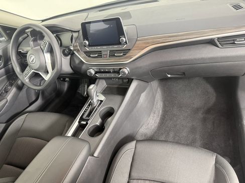 Used 2025 Nissan Altima 2.5 SV image 11