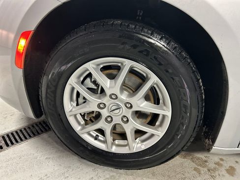 Used 2023 Chrysler Voyager LX image 9