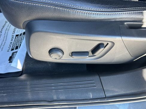 Used 2019 Volvo XC40 T5 Momentum image 3