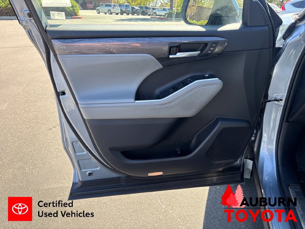 Certified 2022 Toyota Highlander Platinum AWD/4WD image 10