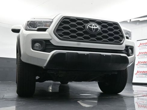 Used 2022 Toyota Tacoma TRD Off-Road w/ Technology Package image 32