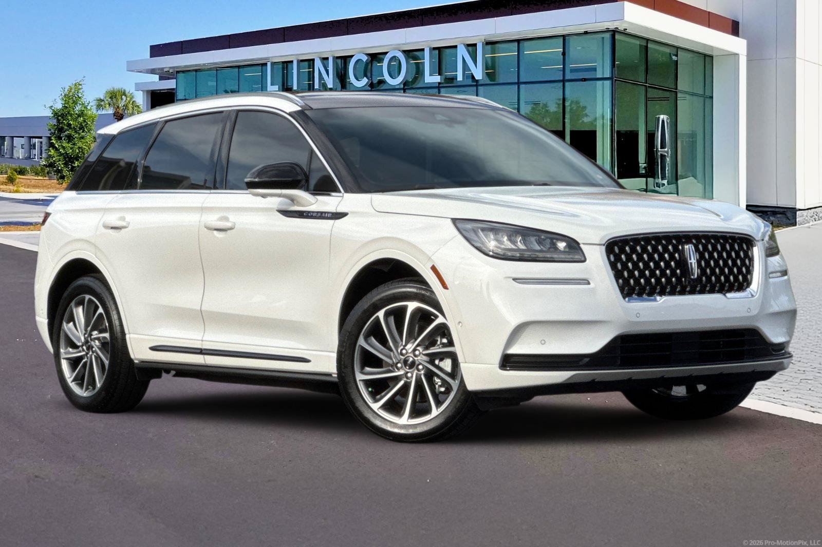Used 2022 Lincoln Corsair Grand Touring AWD/4WD image 2