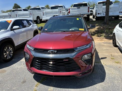 Used 2023 Chevrolet TrailBlazer RS w/ Convenience Package FWD image 2
