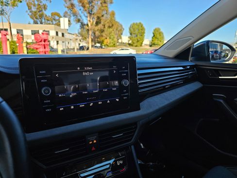 Used 2025 Volkswagen Jetta SE image 34