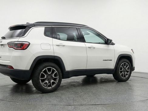 Used 2025 Jeep Compass Trailhawk AWD/4WD image 9