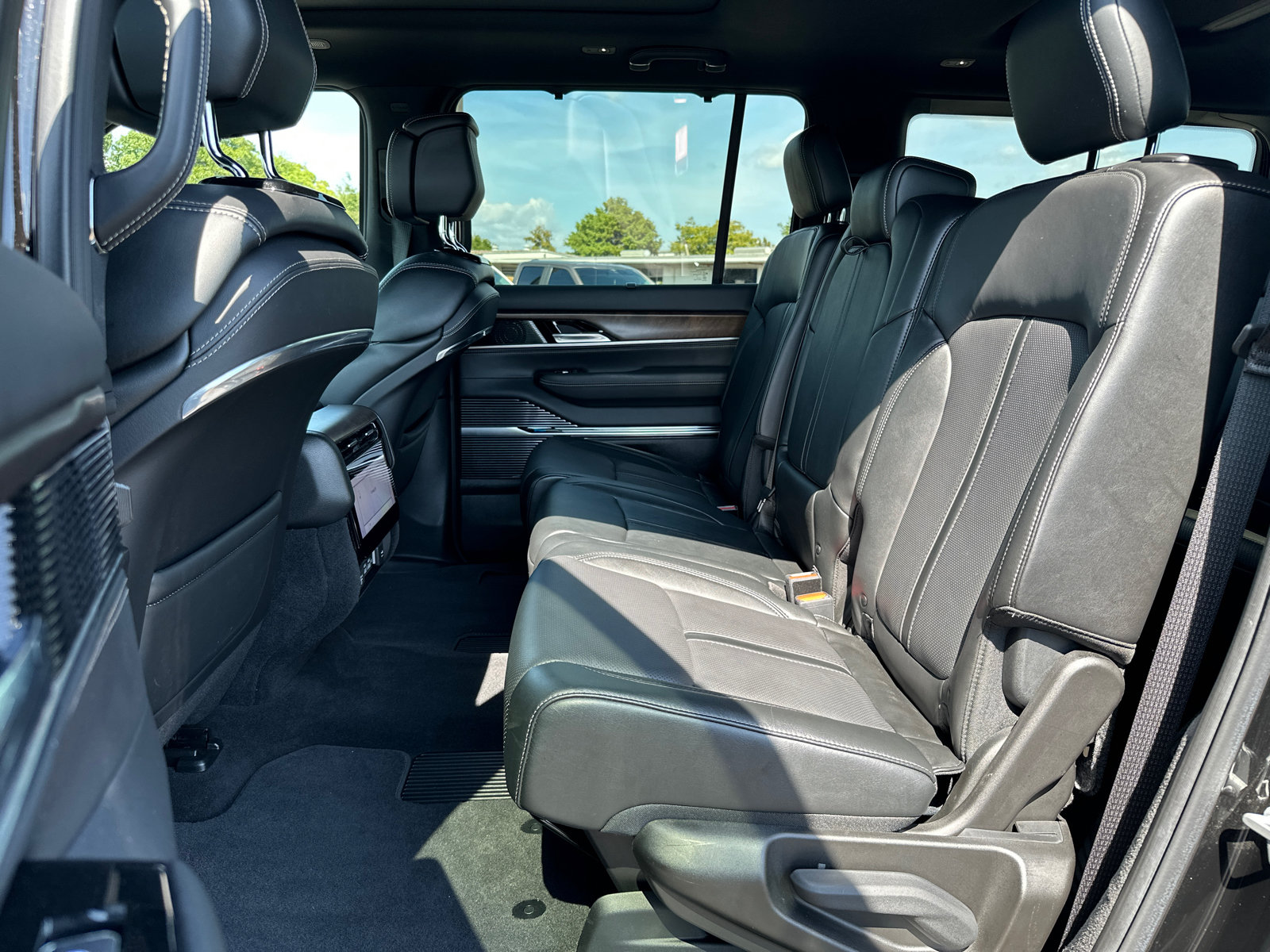 Used 2022 Jeep Grand Wagoneer Series I w/ Flexible Seating Group AWD/4WD image 14