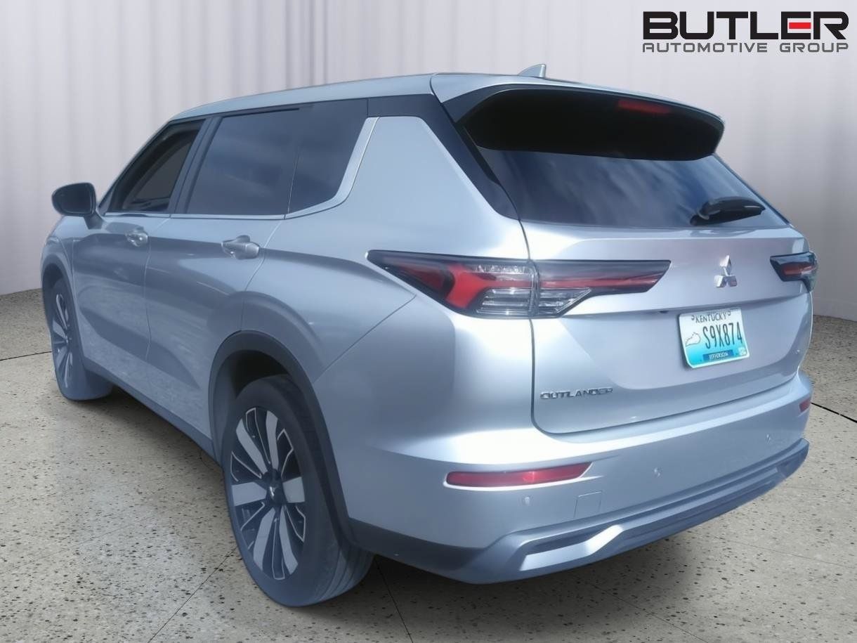 Used 2025 Mitsubishi Outlander SE AWD/4WD image 2