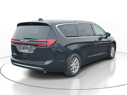 New 2026 Chrysler Pacifica Select image 4