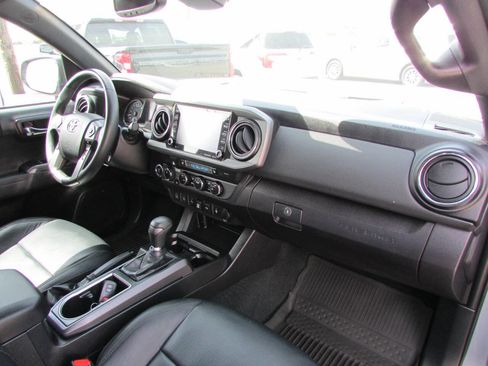 Used 2021 Toyota Tacoma TRD Off-Road w/ TRD Premium Off Road Package AWD/4WD image 17