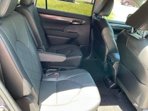 Used 2023 Toyota Highlander Platinum AWD/4WD image 18