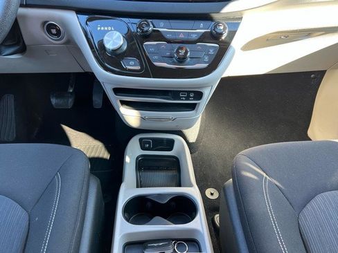 Used 2020 Chrysler Voyager L FWD image 15