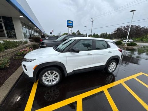 Used 2023 Chevrolet TrailBlazer LS FWD image 2