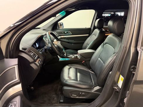 Used 2017 Ford Explorer XLT w/ Equipment Group 202A AWD/4WD image 14
