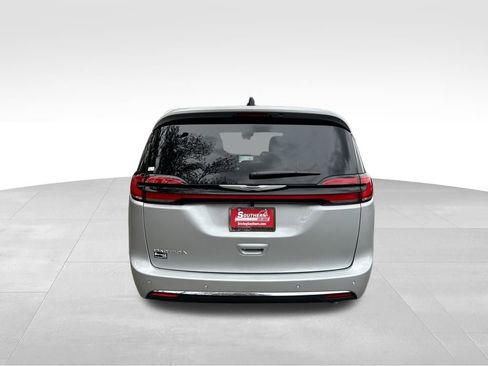 New 2026 Chrysler Pacifica Select image 5