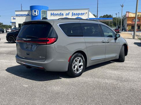 Used 2023 Chrysler Pacifica Limited w/ Uconnect Theater Family Group FWD image 3
