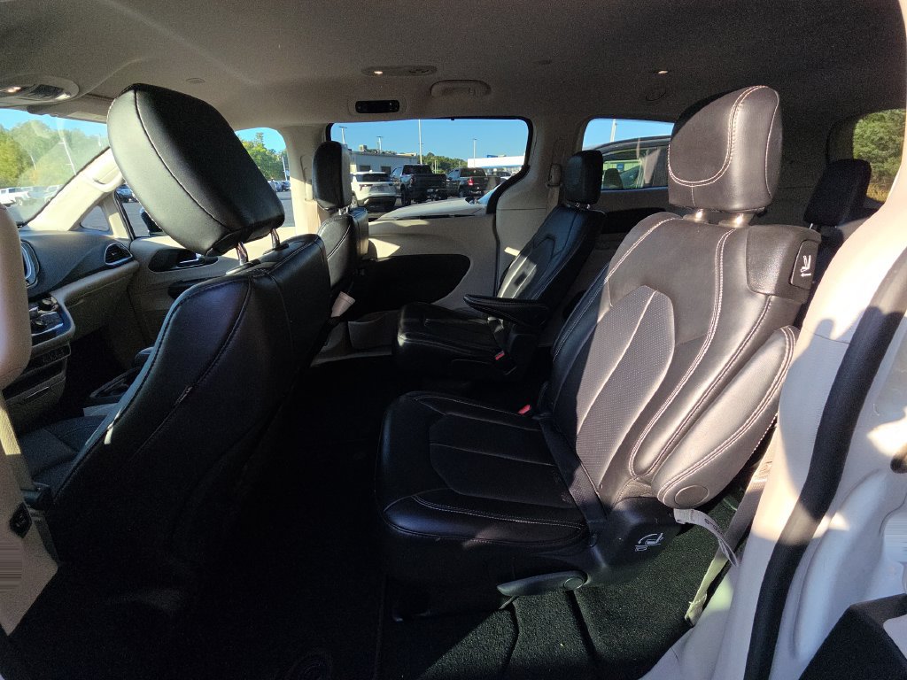 Used 2024 Chrysler Pacifica Touring-L FWD image 12