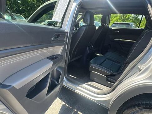 Used 2022 Volkswagen Atlas Cross Sport SEL R-Line AWD/4WD image 36