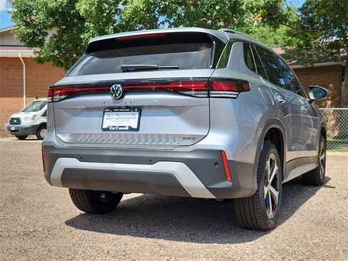 New 2025 Volkswagen Tiguan SE image 11