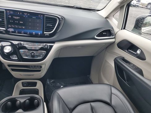 Used 2023 Chrysler Pacifica Touring-L FWD image 28