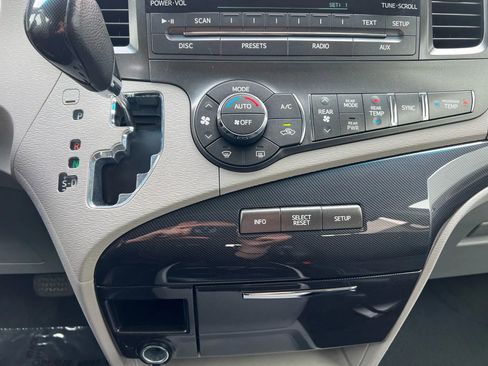 Used 2014 Toyota Sienna SE image 17