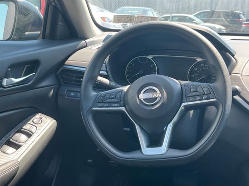 Used 2025 Nissan Altima 2.5 SV FWD image 29