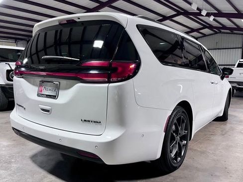 Used 2023 Chrysler Pacifica Limited w/ Uconnect Theater Family Group FWD image 3