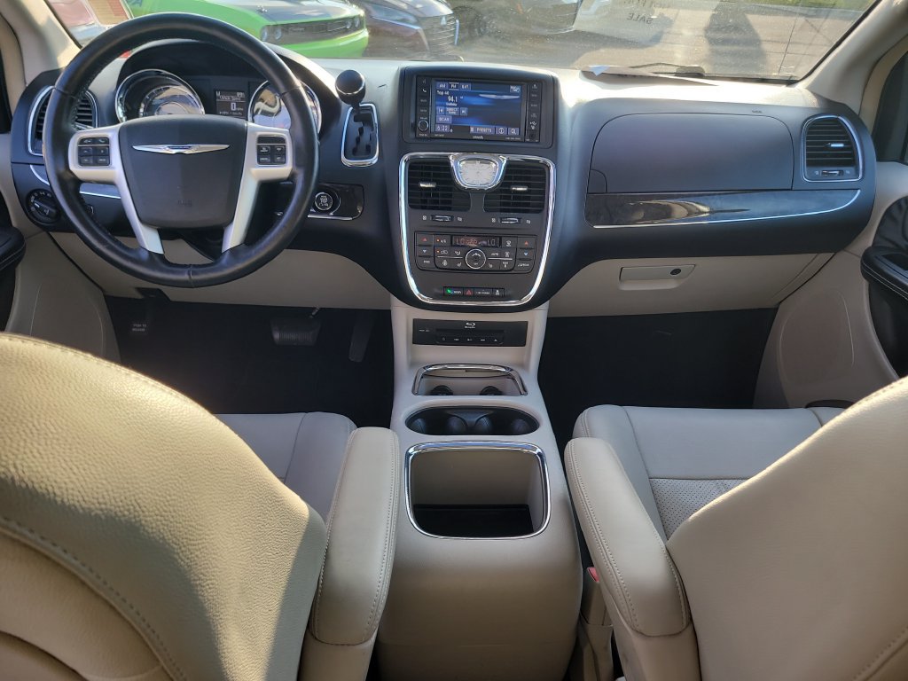 Used 2016 Chrysler Town & Country Touring-L FWD image 14