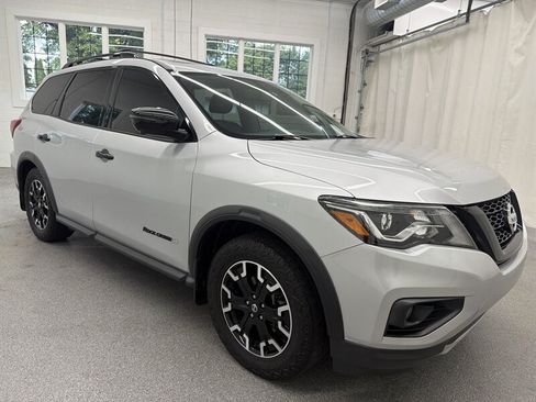 Used 2020 Nissan Pathfinder SL AWD/4WD image 3