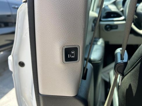 Used 2018 Chrysler Pacifica Limited FWD image 23