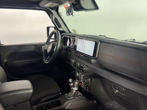 Certified 2025 Jeep Wrangler Unlimited Rubicon image 32