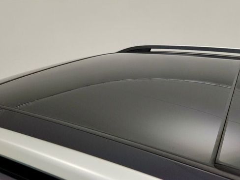 Used 2023 Volkswagen Taos SE w/ Panoramic Sunroof Package image 10