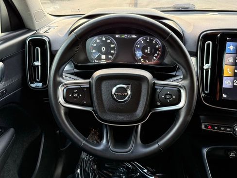 Used 2022 Volvo XC40 T4 Momentum image 32