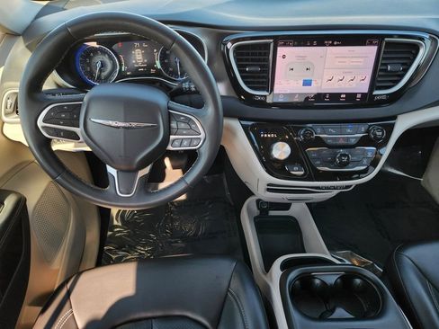 Used 2023 Chrysler Pacifica Touring-L FWD image 27