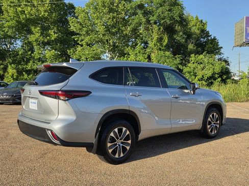Used 2024 Toyota Highlander XLE AWD/4WD image 4