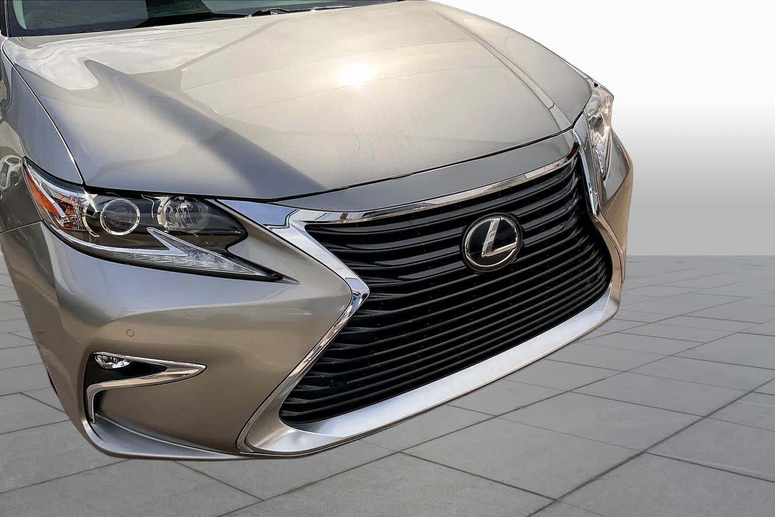 Used 2017 Lexus ES 350 w/ Navigation System Package FWD image 28