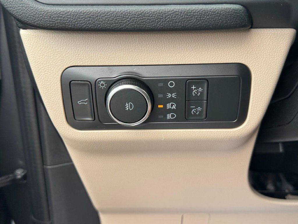 Certified 2022 Ford Escape SEL w/ Technology Package AWD/4WD image 19