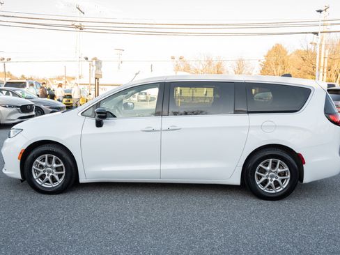 Used 2024 Chrysler Pacifica Touring-L image 7