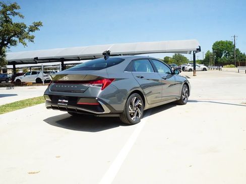 New 2026 Hyundai Elantra Limited FWD image 7