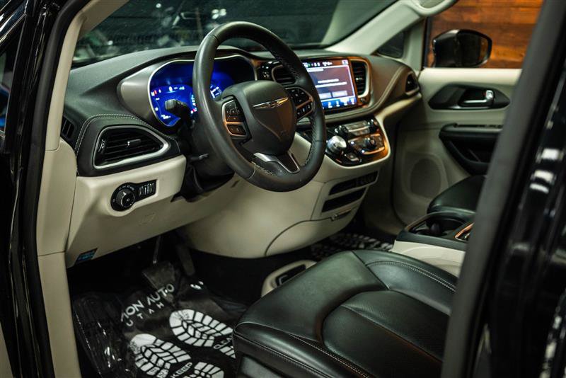 Used 2023 Chrysler Pacifica Touring-L FWD image 8