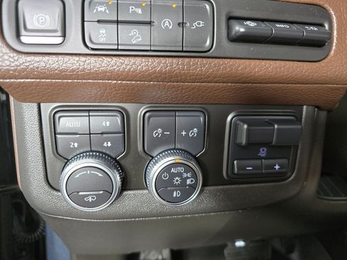 Used 2021 GMC Yukon Denali w/ Denali Ultimate Package AWD/4WD image 25