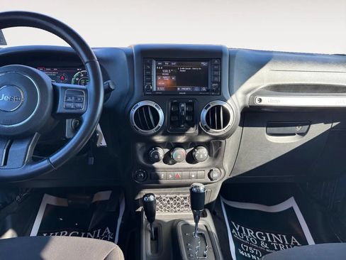 Used 2017 Jeep Wrangler Unlimited Rubicon w/ Connectivity Group AWD/4WD image 11
