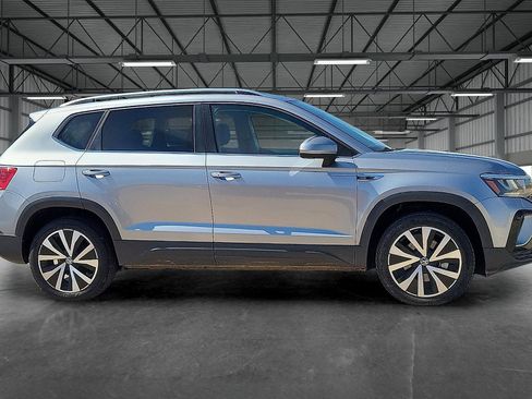 Used 2024 Volkswagen Taos SE image 5