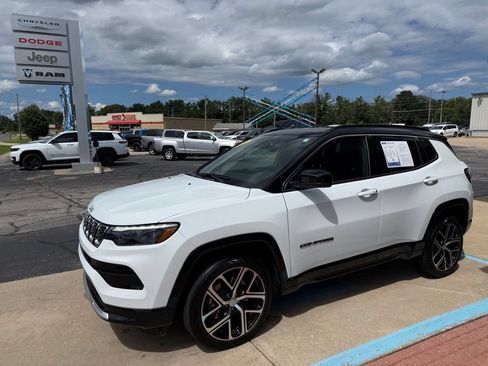 Used 2024 Jeep Compass Limited w/ Elite Group AWD/4WD image 3