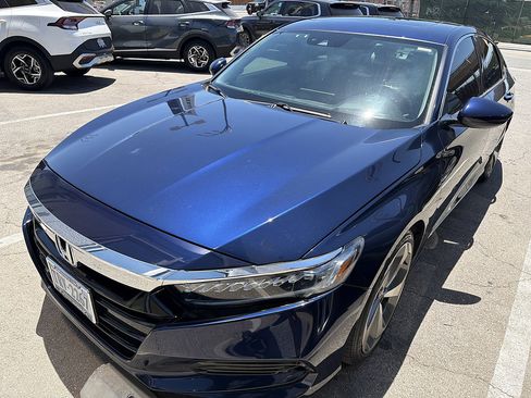 Used 2020 Honda Accord Touring image 2