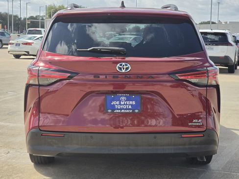Used 2021 Toyota Sienna XLE FWD image 8