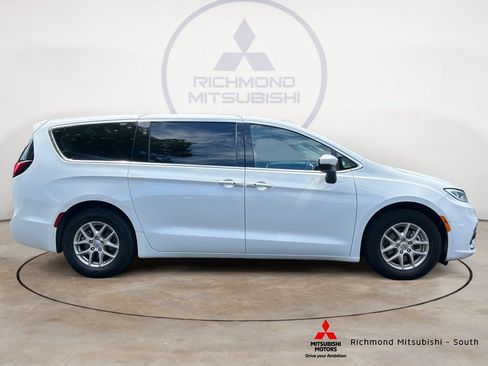 Used 2023 Chrysler Pacifica Touring-L FWD image 2